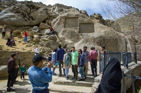 بازدید مسافران نوروزی از گنجنامه همدان - سنگ نوشته های گنجنامه