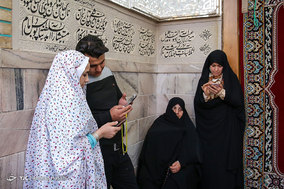 زائران حرم امام رضا (ع)