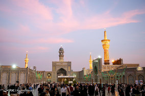 زائران حرم امام رضا (ع)