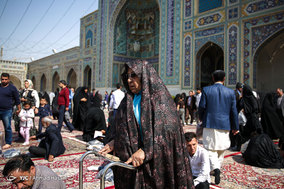 زائران حرم امام رضا (ع)