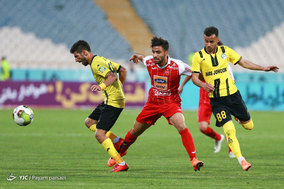 دیدار تیم های فوتبال پرسپولیس و پارس جنوبی
