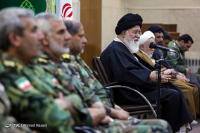 دیدار جمعی از فرماندهان لشگر 77 ثامن الائمه ارتش در مشهد با آیت الله علم الهدی