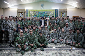 دیدار جمعی از فرماندهان لشگر 77 ثامن الائمه ارتش در مشهد با آیت الله علم الهدی