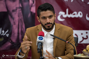جشن امضای کتاب شعر پرواز ۶۹ اثر شایان مصلح