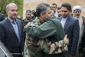 تجلیل از خانواده شهدای مدافع حرم و گرامیداشت روز پاسدار