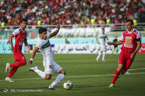 دیدار تیم های فوتبال ذوب آهن اصفهان و پرسپولیس