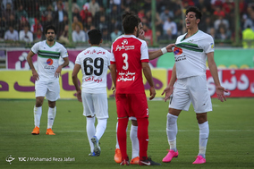 دیدار تیم های فوتبال ذوب آهن اصفهان و پرسپولیس