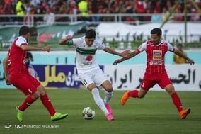 دیدار تیم های فوتبال ذوب آهن اصفهان و پرسپولیس