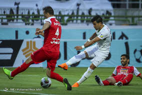 دیدار تیم های فوتبال ذوب آهن اصفهان و پرسپولیس