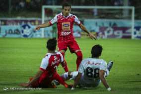 دیدار تیم های فوتبال ذوب آهن اصفهان و پرسپولیس