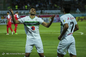 دیدار تیم های فوتبال ذوب آهن اصفهان و پرسپولیس