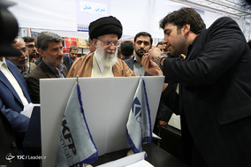 بازدید رهبر انقلاب اسلامی از نمایشگاه کالای ایرانی