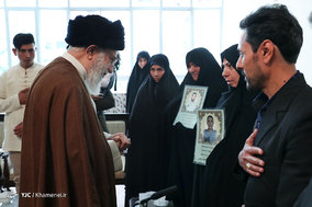 دیدار مقام معظم رهبری با خانواده شهدای ناجا