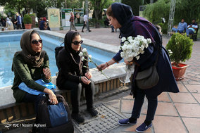 آیین ادای احترام عکاسان به مرحوم عباس عطار