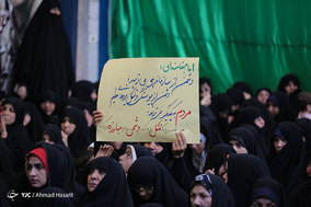 آتش زدن نمادین برجام در پاسخ به پاره کردن آن توسط وکیل ترامپ در مشهد