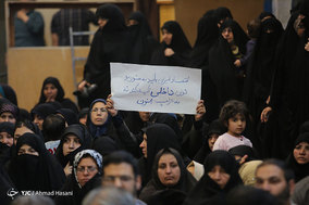 آتش زدن نمادین برجام در پاسخ به پاره کردن آن توسط وکیل ترامپ در مشهد