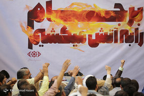 آتش زدن نمادین برجام در پاسخ به پاره کردن آن توسط وکیل ترامپ در مشهد