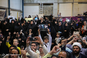 آتش زدن نمادین برجام در پاسخ به پاره کردن آن توسط وکیل ترامپ در مشهد