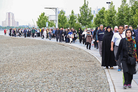 پیاده روی بازنشستگان در دریاچه خلیج فارس