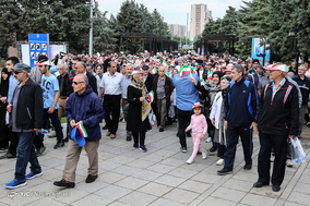 پیاده روی بازنشستگان در دریاچه خلیج فارس