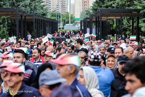 پیاده روی بازنشستگان در دریاچه خلیج فارس