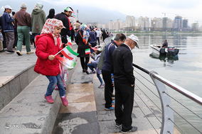 پیاده روی بازنشستگان در دریاچه خلیج فارس