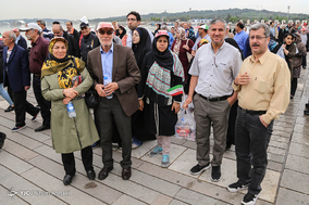 پیاده روی بازنشستگان در دریاچه خلیج فارس