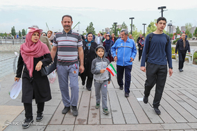 پیاده روی بازنشستگان در دریاچه خلیج فارس