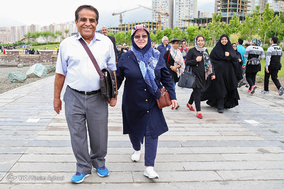 پیاده روی بازنشستگان در دریاچه خلیج فارس