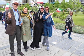 پیاده روی بازنشستگان در دریاچه خلیج فارس