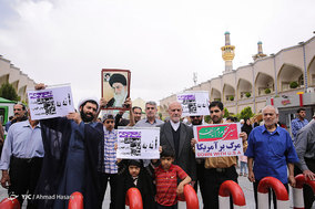 راهپیمایی نمازگزاران نماز جمعه مشهد در علیه مواضع اخیر دولت آمریکا