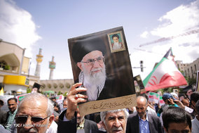 راهپیمایی نمازگزاران نماز جمعه مشهد در علیه مواضع اخیر دولت آمریکا
