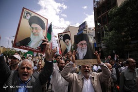 راهپیمایی نمازگزاران نماز جمعه مشهد در علیه مواضع اخیر دولت آمریکا