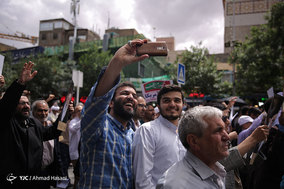 راهپیمایی نمازگزاران نماز جمعه مشهد در علیه مواضع اخیر دولت آمریکا