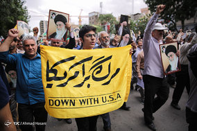 راهپیمایی نمازگزاران نماز جمعه مشهد در علیه مواضع اخیر دولت آمریکا