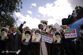 راهپیمایی نمازگزاران نماز جمعه مشهد در علیه مواضع اخیر دولت آمریکا