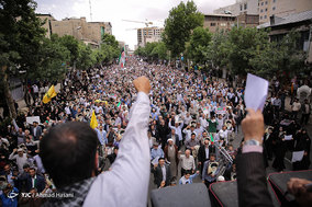 راهپیمایی نمازگزاران نماز جمعه مشهد در علیه مواضع اخیر دولت آمریکا