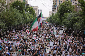 راهپیمایی نمازگزاران نماز جمعه مشهد در علیه مواضع اخیر دولت آمریکا