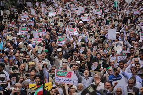 راهپیمایی نمازگزاران نماز جمعه مشهد در علیه مواضع اخیر دولت آمریکا