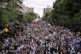 راهپیمایی نمازگزاران نماز جمعه مشهد در علیه مواضع اخیر دولت آمریکا