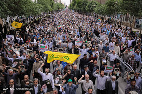 راهپیمایی نمازگزاران نماز جمعه مشهد در علیه مواضع اخیر دولت آمریکا