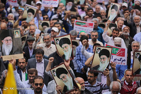 راهپیمایی نمازگزاران نماز جمعه مشهد در علیه مواضع اخیر دولت آمریکا