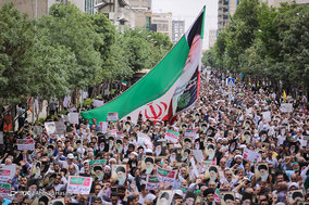 راهپیمایی نمازگزاران نماز جمعه مشهد در علیه مواضع اخیر دولت آمریکا
