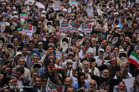 راهپیمایی نمازگزاران نماز جمعه مشهد در علیه مواضع اخیر دولت آمریکا