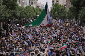 راهپیمایی نمازگزاران نماز جمعه مشهد در علیه مواضع اخیر دولت آمریکا