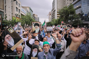 راهپیمایی نمازگزاران نماز جمعه مشهد در علیه مواضع اخیر دولت آمریکا