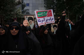 راهپیمایی نمازگزاران نماز جمعه مشهد در علیه مواضع اخیر دولت آمریکا