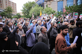 راهپیمایی نمازگزاران نماز جمعه مشهد در علیه مواضع اخیر دولت آمریکا