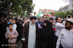 راهپیمایی نمازگزاران نماز جمعه مشهد در علیه مواضع اخیر دولت آمریکا
