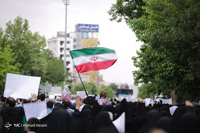 راهپیمایی نمازگزاران نماز جمعه مشهد در علیه مواضع اخیر دولت آمریکا